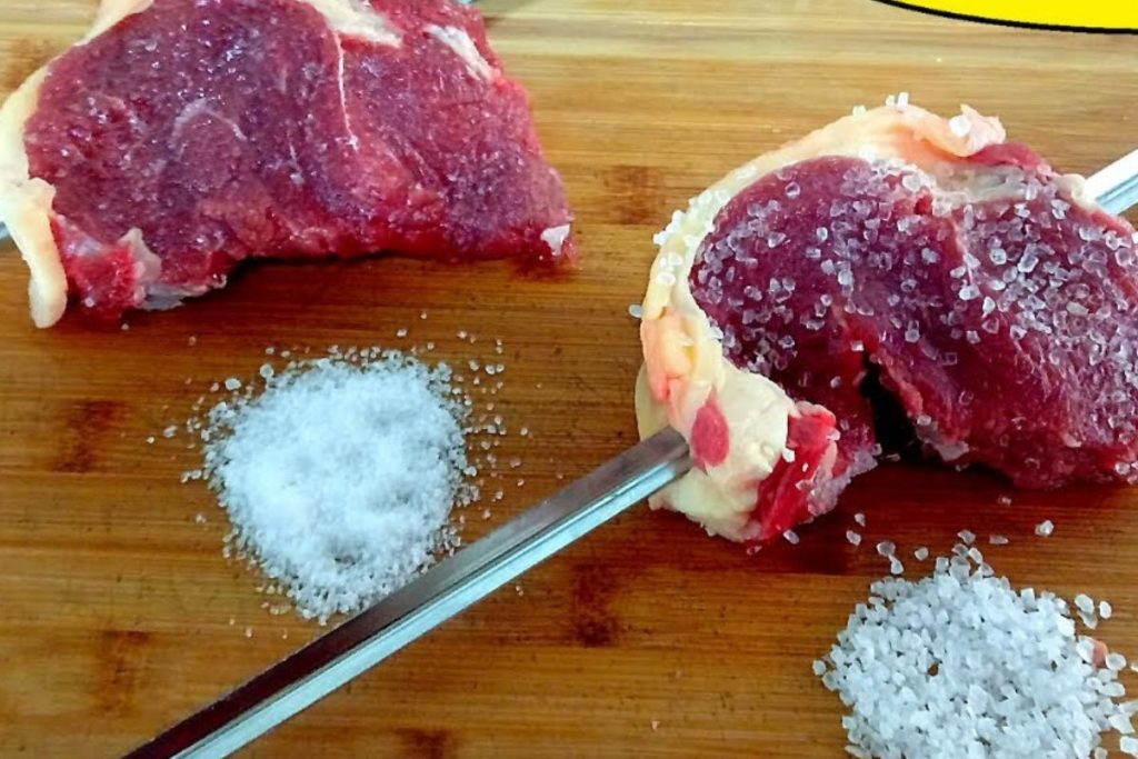 Sal grosso na carne para assar