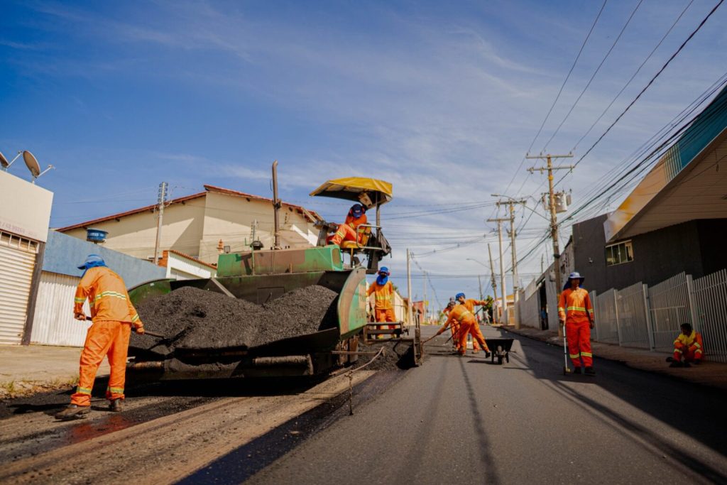 Serviço de recapeamento avança para novos bairros de Anápolis.