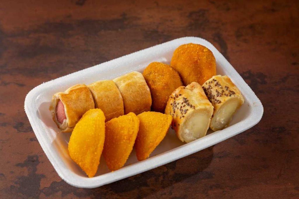 Não é no micro-ondas, nem no forno: a melhor maneira de reaquecer salgados, segundo chefs