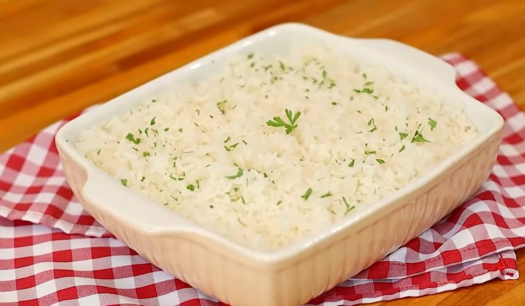 Truque dos restaurantes deixa o arroz de ontem soltinho e com aparência de recém-feito
