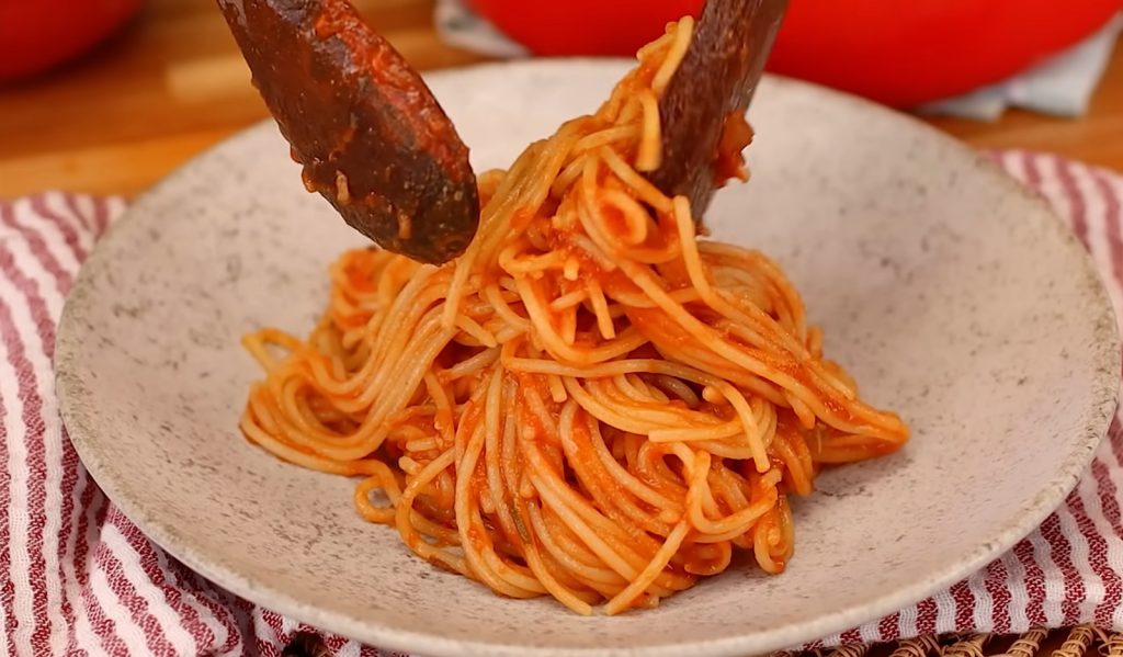 Manteiga de tomate “mágica” viraliza por deixar macarrão com sabor de restaurante