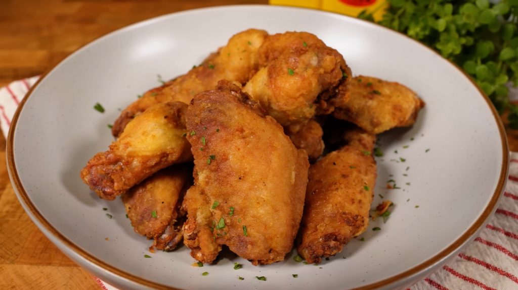 Frango frito crocante conquista pela textura sequinha e tempero marcante