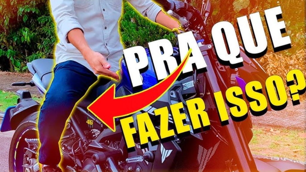 O que significa quando um motociclista estica a perna enquanto está pilotando?