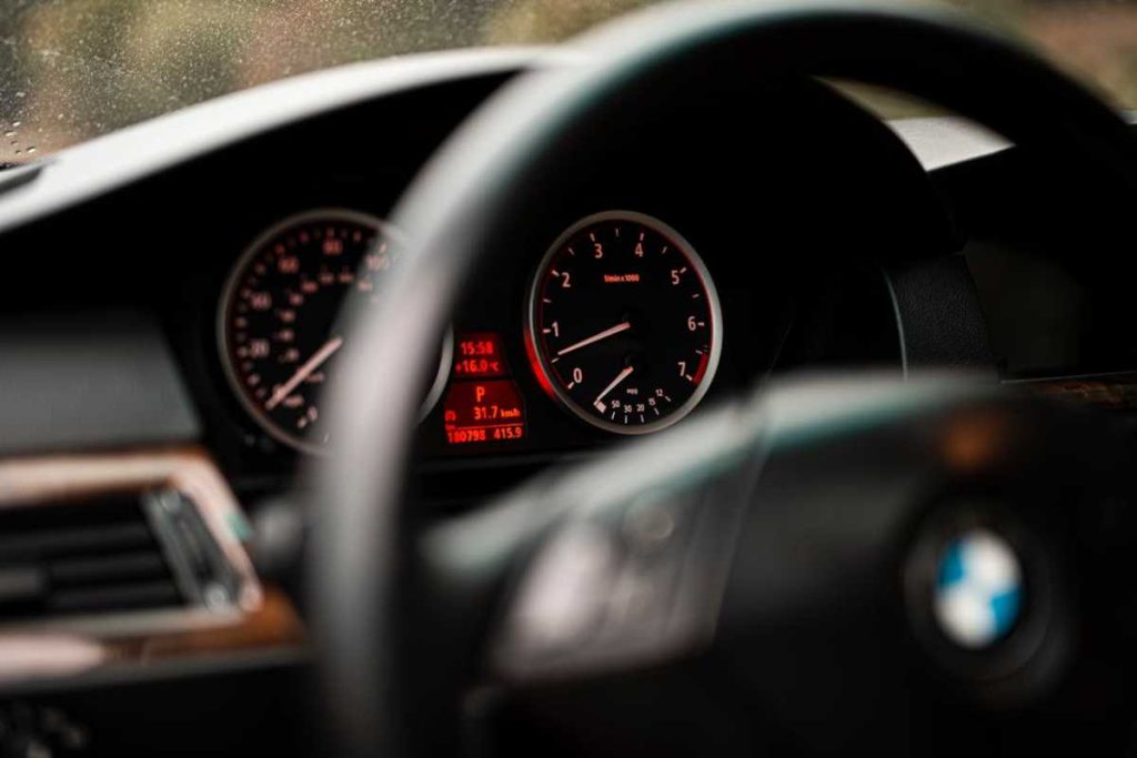 No frio, é preciso esquentar o motor do carro antes de sair de casa?