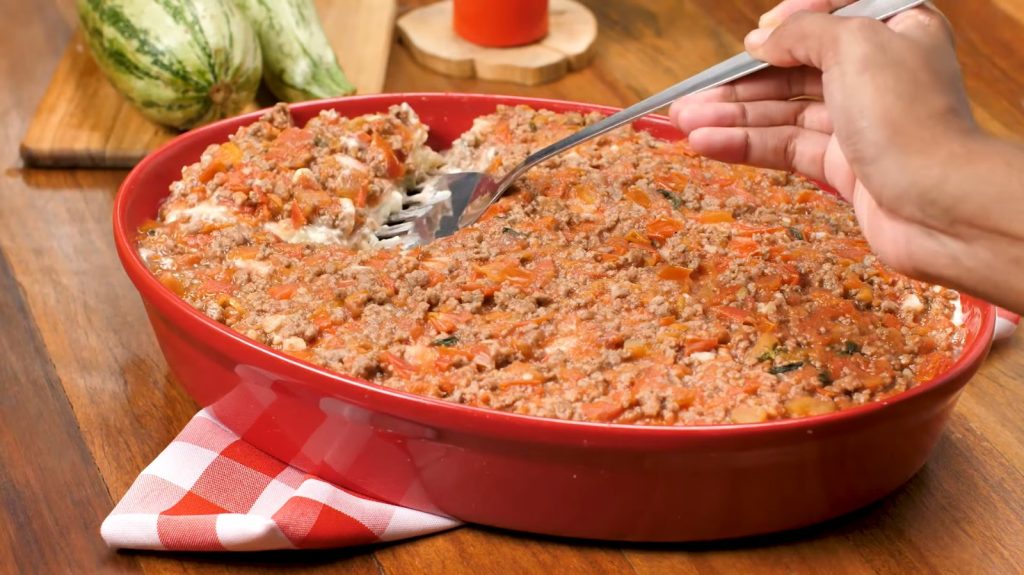 A lasanha de abobrinha cremosa combina leveza, muito sabor e uma técnica simples que impede o prato de ficar aguado