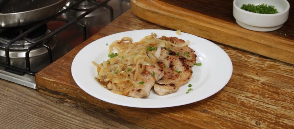 Os melhores cortes de porco para bife acebolado garantem carne macia, cebola caramelizada e muito mais suculência no preparo