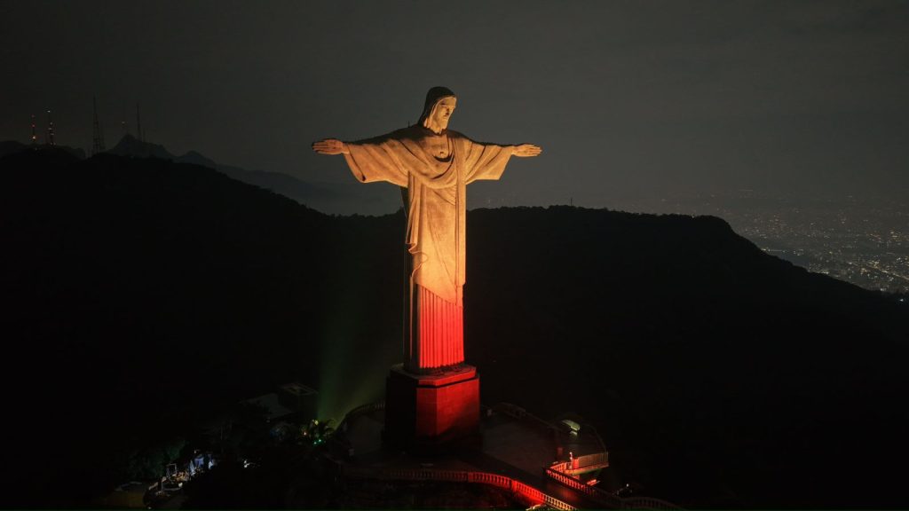 Cristo Redentor se iluminou em convite para o Festival Totus Tuus, que acontecerá em Goiânia.