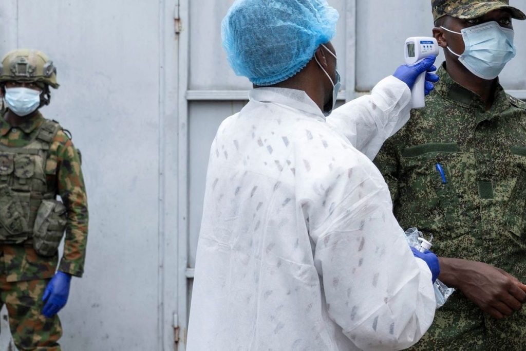 Risco de ebola chegar ao Brasil é baixo, mas vigilância deve permanecer ativa, dizem especialistas