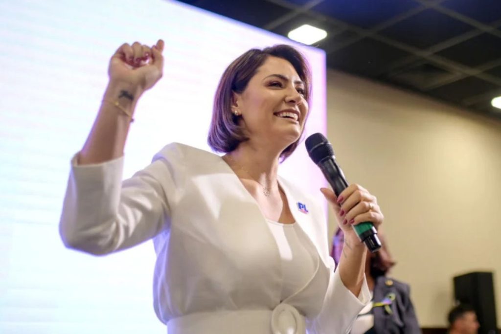 Michelle Bolsonaro diz não 'se meter' em crise sobre Flávio e que tem que cuidar do marido