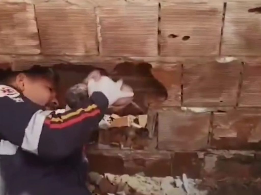 Bebê é encontrado abandonado entre muros de casas na Paraíba