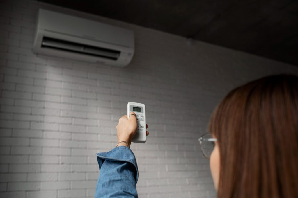 Especialistas alertam que algumas temperaturas do ar-condicionado elevam diretamente o valor da conta de luz