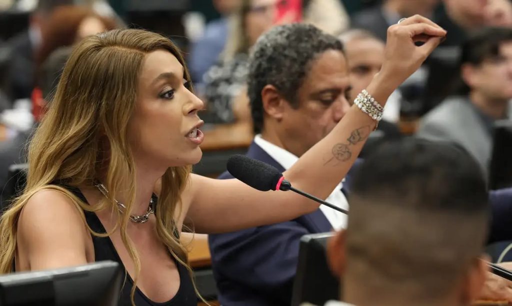 Erika Hilton rejeita negociação sobre compensações na PEC da 6x1