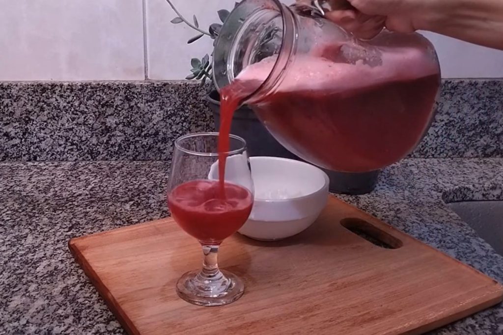 Bater folha de amora com limão no liquidificador: