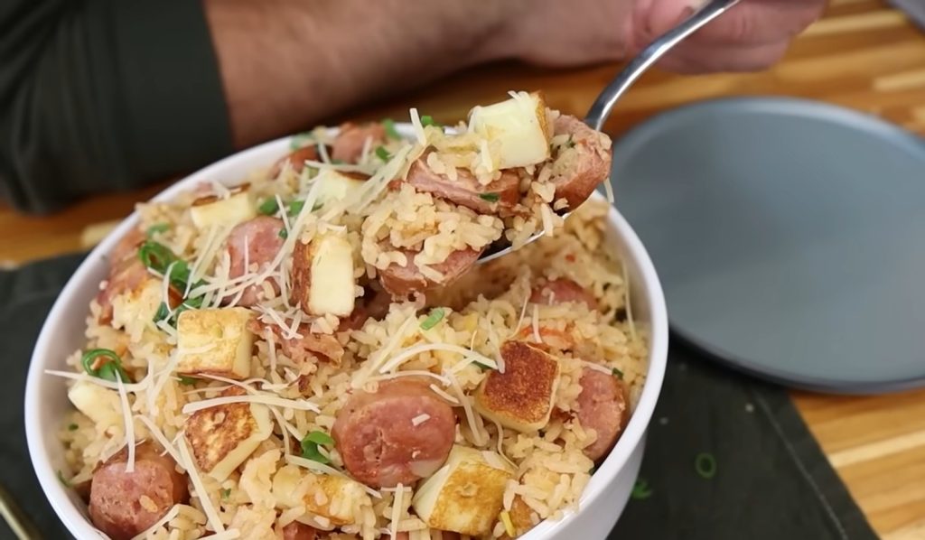O arroz cremoso com linguiça virou opção favorita para quem busca praticidade, muito sabor e ingredientes simples no dia a dia