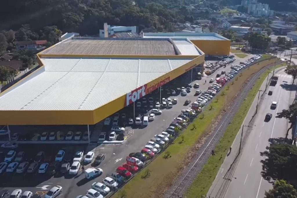 Gigante dos supermercados anuncia compra duas redes e aumenta número de lojas