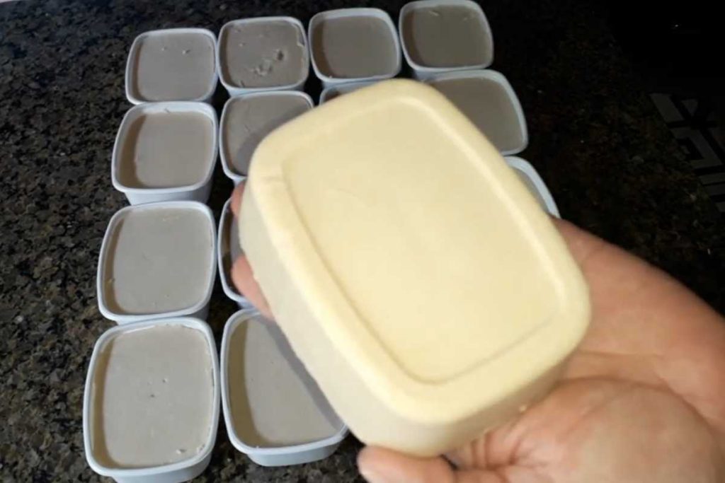 Misturar sabão de coco com bicarbonato e água quente: para que serve e por que é recomendado