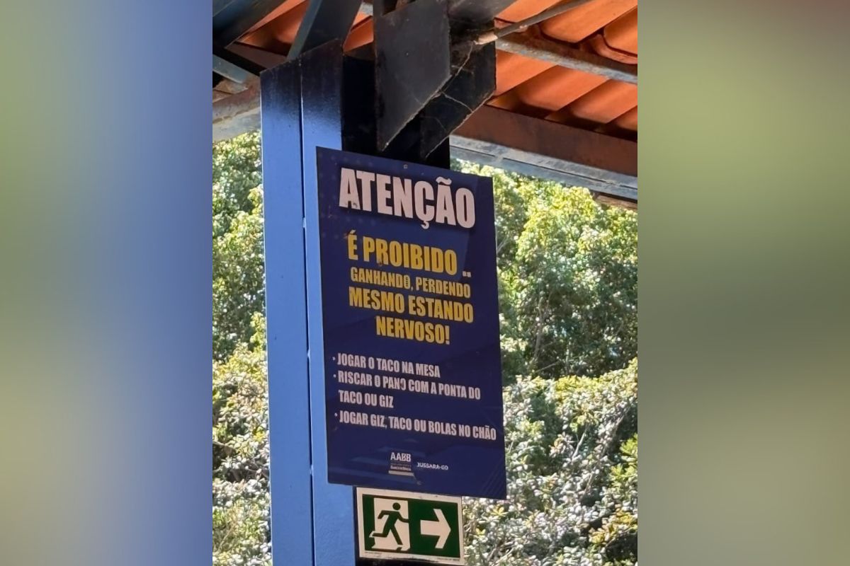 Placa curiosa em clube de Goiás viraliza ao proibir ataques de fúria em mesa de sinuca