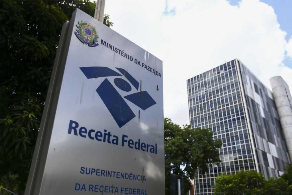 Estagiário e estudante precisam declarar o imposto de renda? Entenda as regras