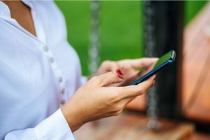 Segundo a psicologia, pessoas que visualizam mensagem no WhatsApp e não respondem na hora podem ter estas 4 características