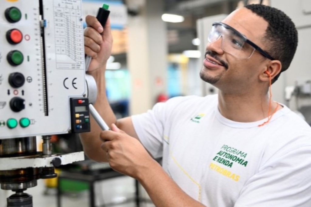 Programa pouco conhecido da Petrobras oferece cursos gratuitos e bolsa de até R$ 858