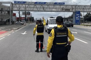 Motorista coloca compras do supermercado no banco de trás do carro pra não perder tempo no porta-malas e descobre na blitz que pode ser multado e perder pontos na CNH