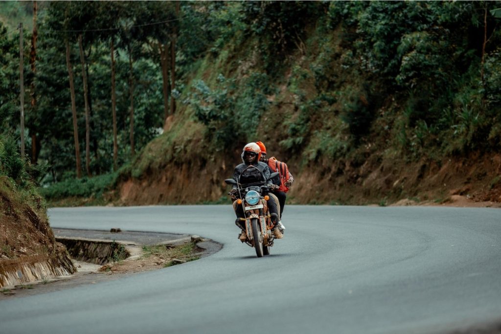 Lei em vigor proíbe moto com duas pessoas, gerando multa de mais de R$ 2 mil neste país