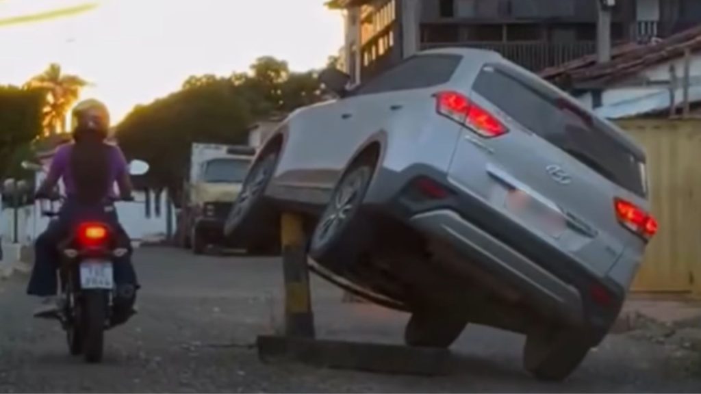 Motorista surpreendeu ao subir carro em balizador no Centro Histórico de Pirenópolis.