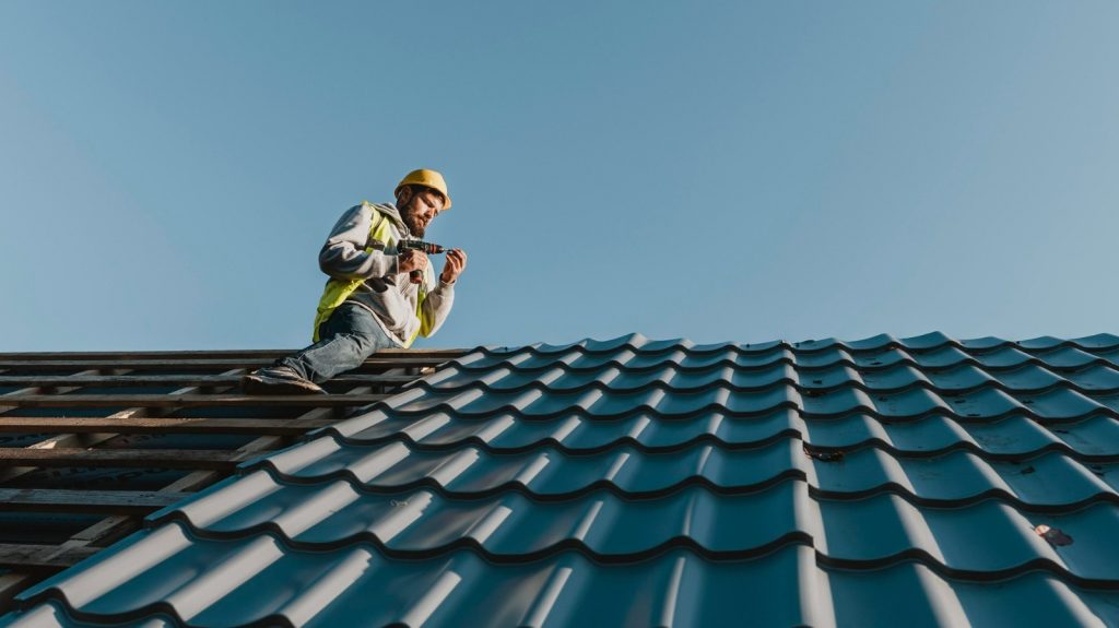 Telhas de PVC ganham espaço na construção civil ao unir economia, conforto térmico e instalação mais ágil