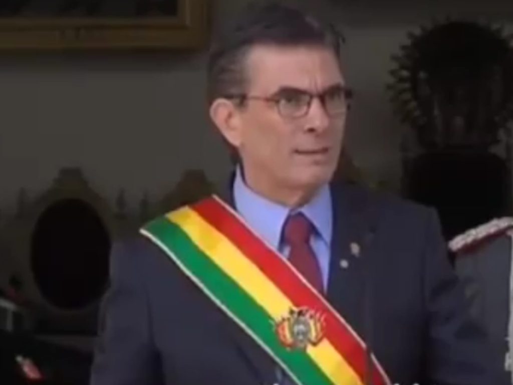 Presidente da Bolívia corta seu salário pela metade em meio a protestos
