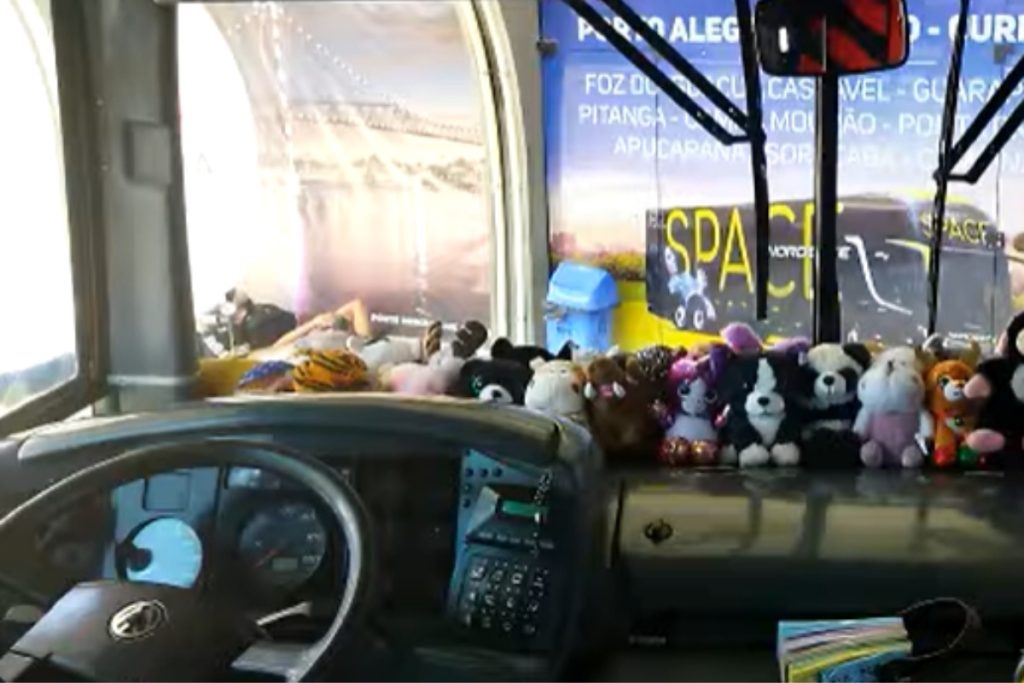 PRF está de olho em motoristas que colocam ursinho de pelúcia em cima do painel do caminhão