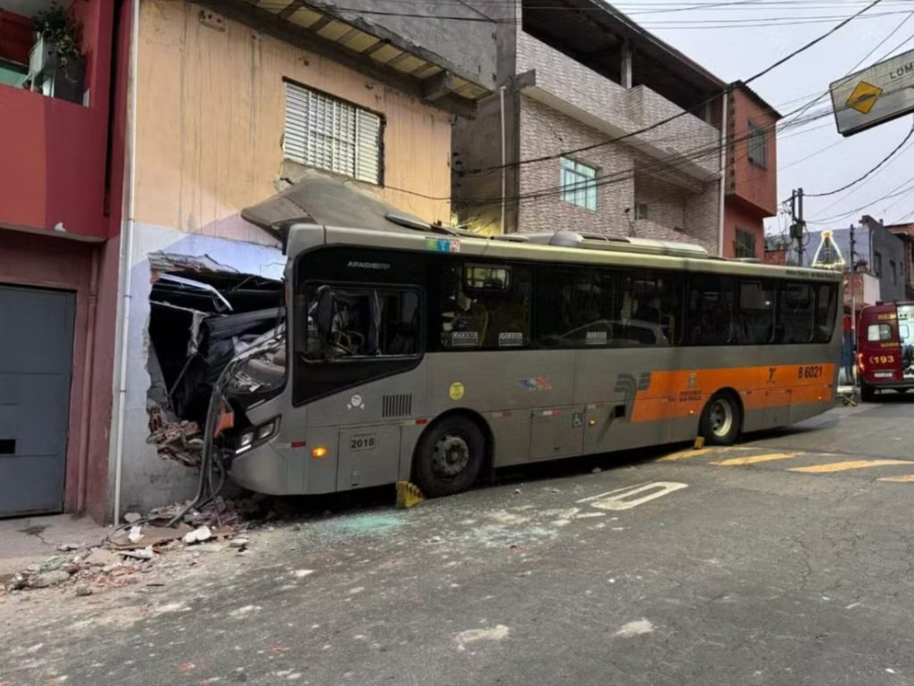 Ônibus invade sobrado e deixa sete feridos na zona oeste de SP