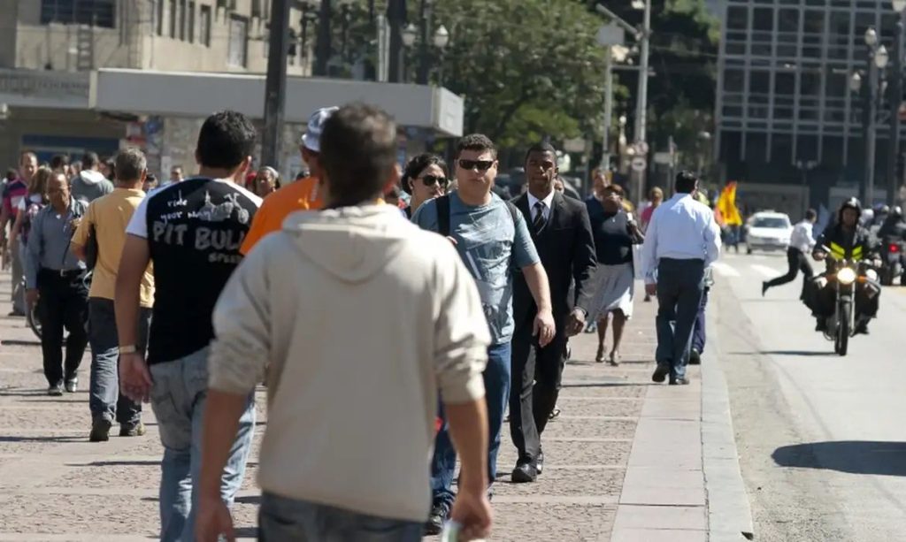 Advogado explica: como fica a situação de quem trabalha de segunda a sexta com o fim da escala 6x1