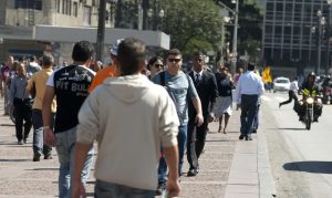 Advogado explica: como fica a situação de quem trabalha de segunda a sexta com o fim da escala 6x1