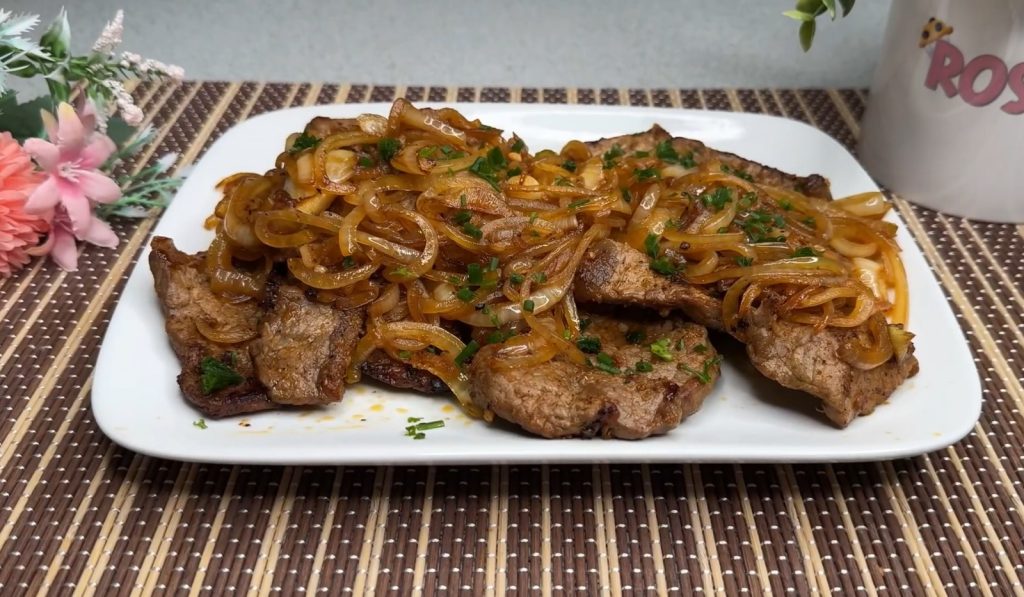 A nova técnica para fazer bife acebolado aproveita a caramelização da cebola para deixar a carne mais saborosa e macia