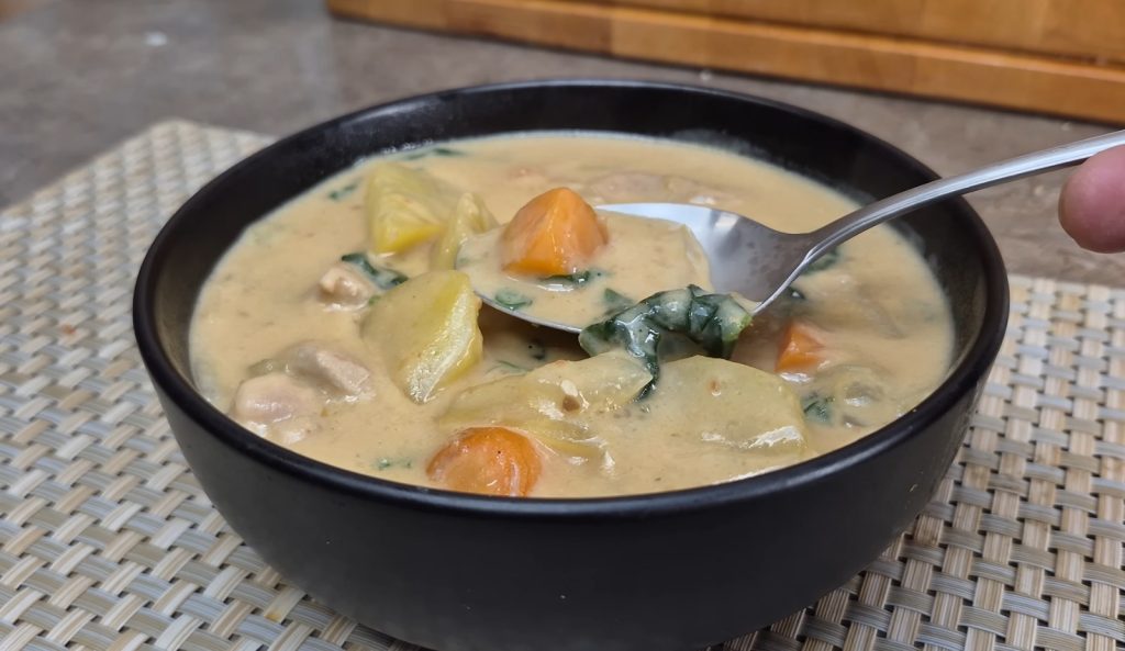 A sopa japonesa virou tendência no inverno ao combinar ingredientes simples com um caldo cremoso e reconfortante