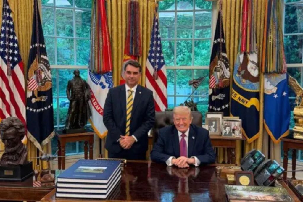 Flávio Bolsonaro se encontra com Trump na Casa Branca