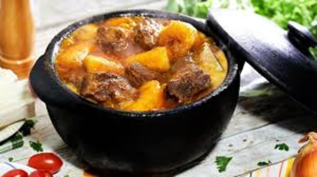 Esqueça a sopa e o caldo: a melhor opção para o jantar nos dias frios é a tradicional vaca atolada
