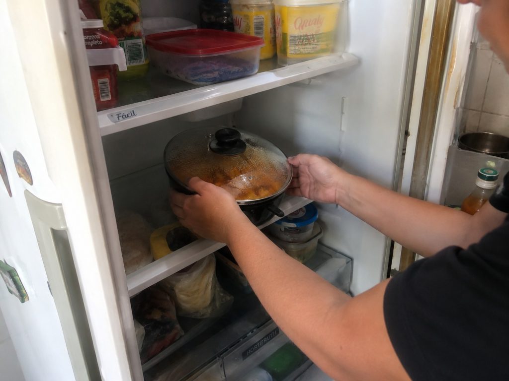 Colocar comida do modo errado na geladeira pode prejudicar a saúde