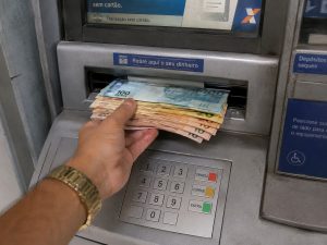 Salário dos trabalhadores CLT em agosto: quando cai o 5º dia útil e até quando as empresas devem pagar?