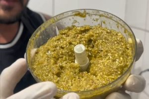 O molho para churrasco caseiro combina alho, chimichurri e açafrão para deixar carnes mais saborosas e suculentas