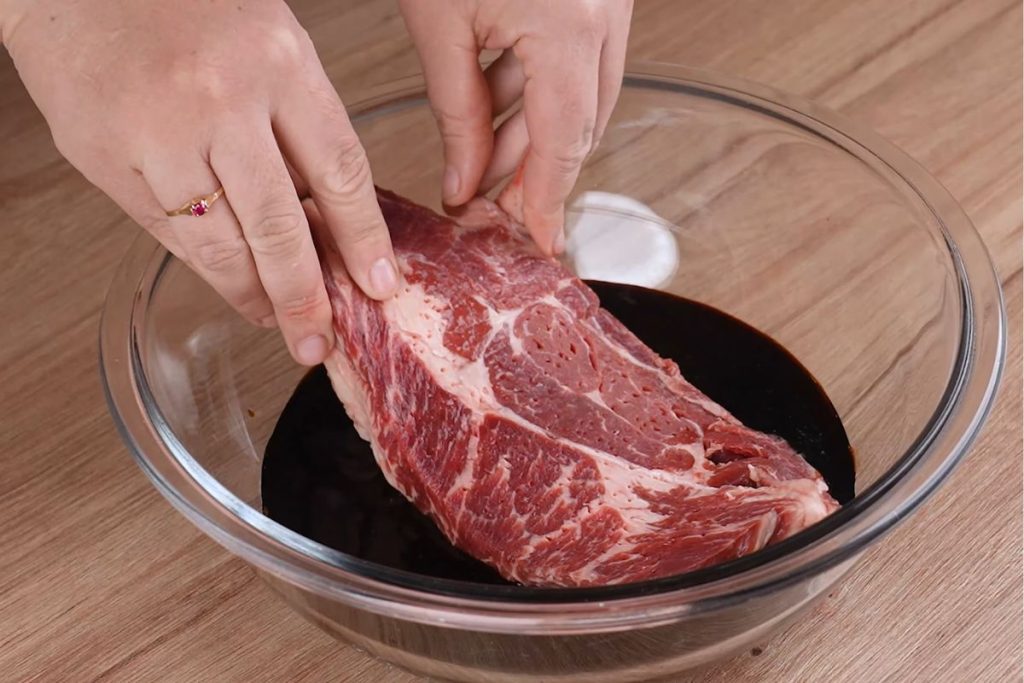 A técnica para deixar carne de segunda macia utiliza bicarbonato, Maizena e shoyu na marinada