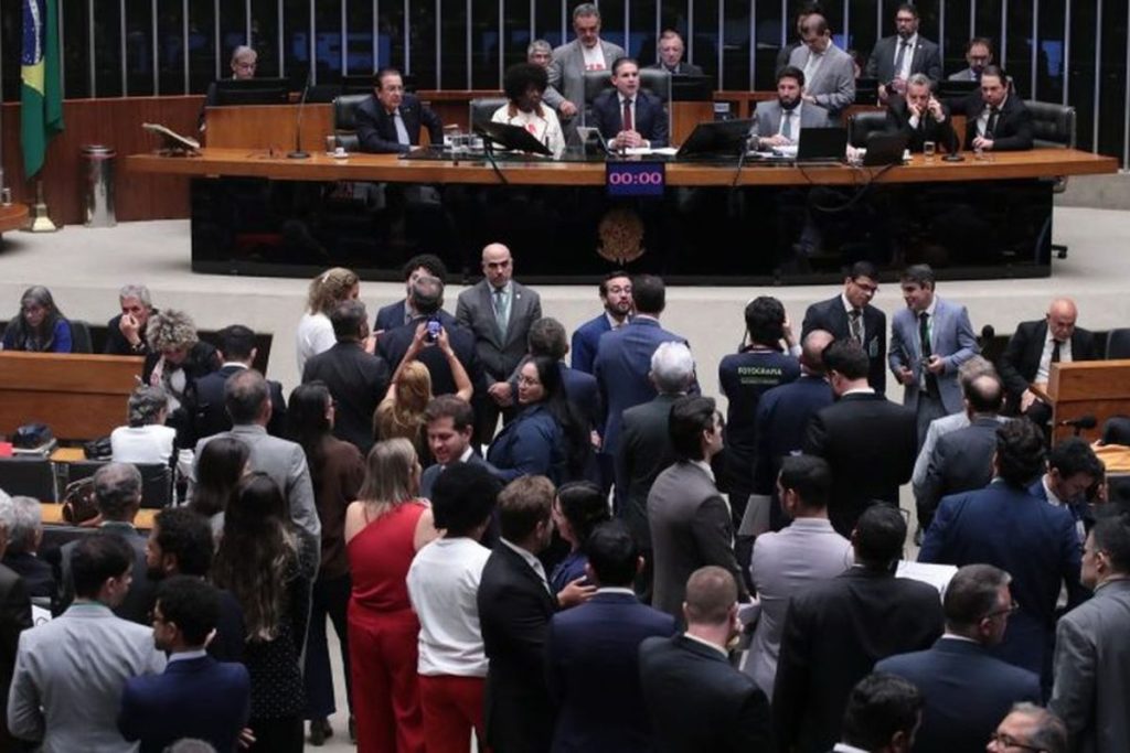 Câmara aprova, em primeiro turno, PEC do fim da escala 6x1