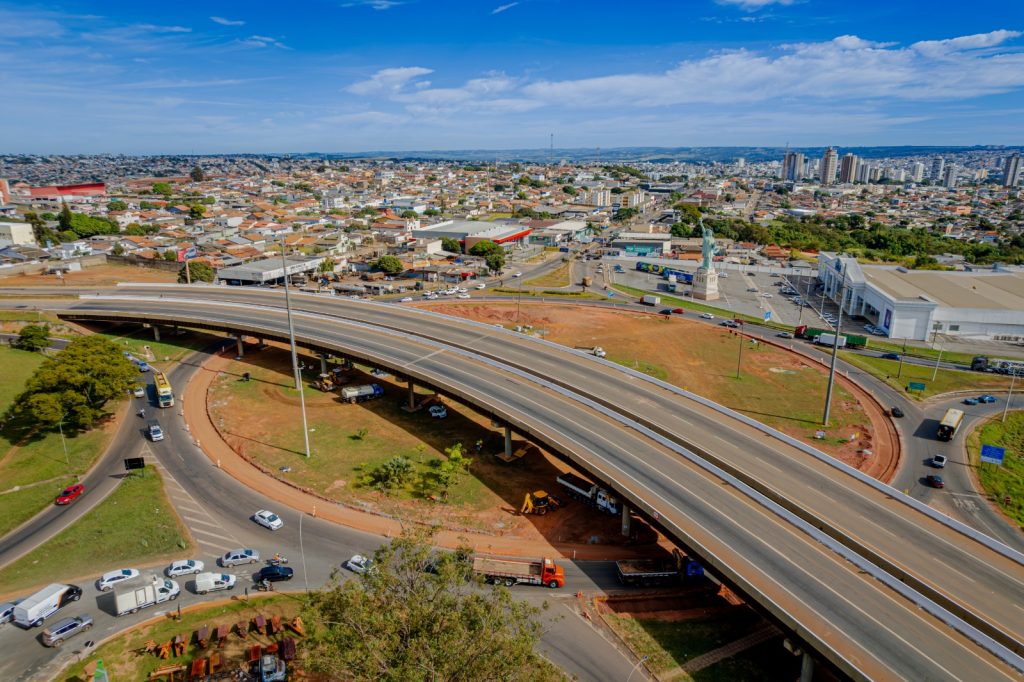 Apesar das intervenções, trânsito no viaduto segue funcionando normalmente. (Foto: Paulo de Tarso/Prefeitura de Anápolis)