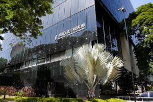 TRT-GO mantém justa causa de técnica de enfermagem que apresentou atestado e seguiu trabalhando