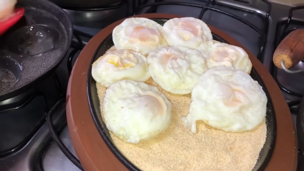 A técnica usada pelos restaurantes para deixar o ovo frito perfeito e redondinho
