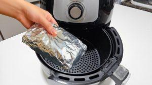 Forrar a Air Fryer com papel-alumínio: por que é recomendado e para que serve