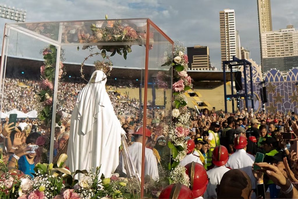 Fiéis se reuniram em oração durante edição anterior do Totus Tuus, considerado o maior evento Mariano do Centro-Oeste. (Foto: Totus Tuus Festival)