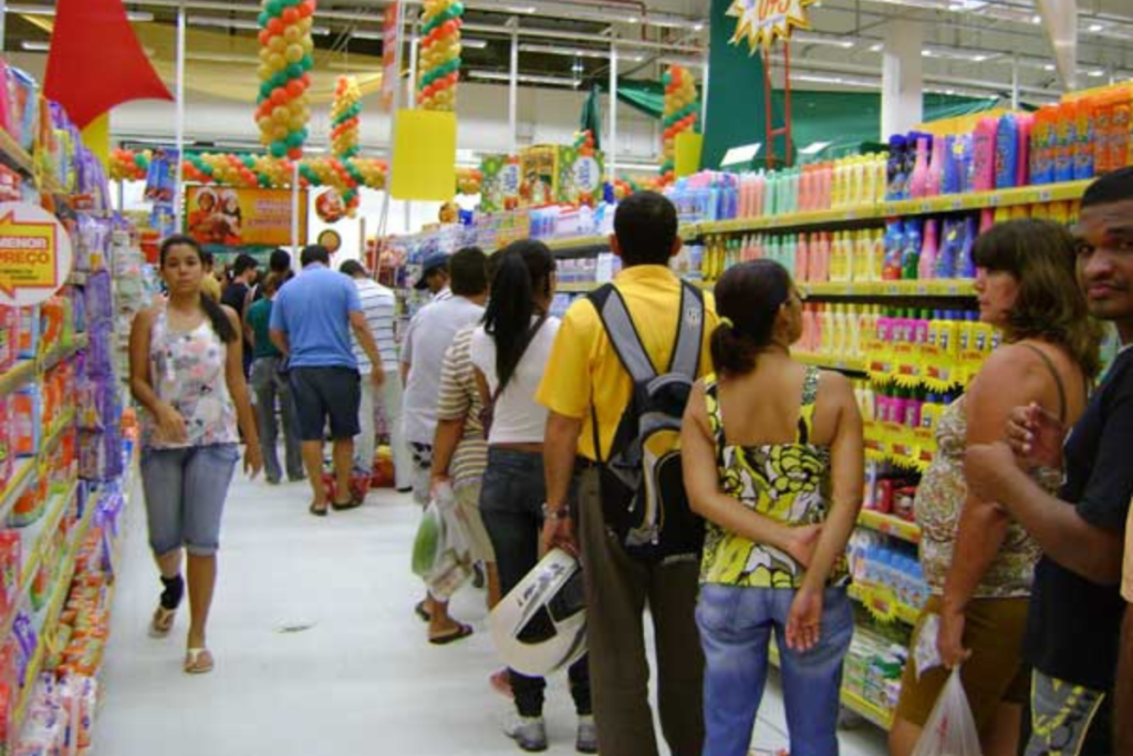 Supermercados começam a aderir caixas de autoatendimento para acabar com filas