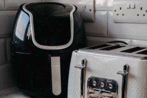 Nunca mais faça isso com sua Air Fryer: os erros que podem danificar o aparelho e que muita gente ainda comete