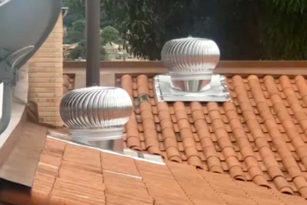 Exaustor eólico de telhado resfria a casa usando o vento e o calor que sobe, mas sumiu das construções